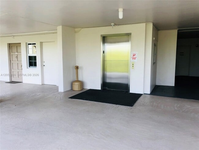 Building Photo - 2850 N Palm Aire Dr