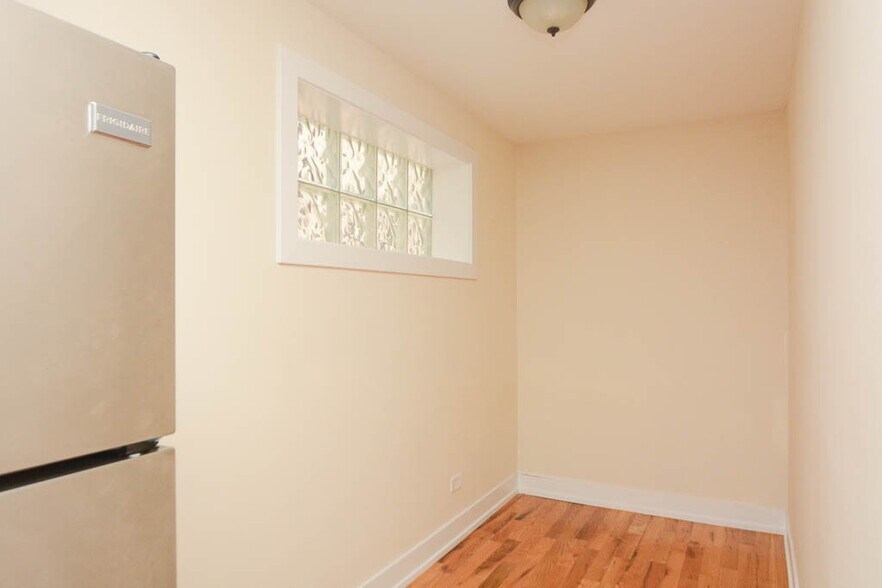Building Photo - 560 W Arlington Pl