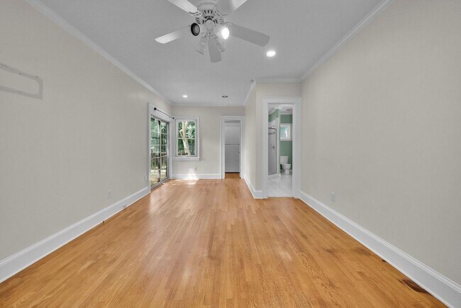Building Photo - 876 Courtenay Dr NE