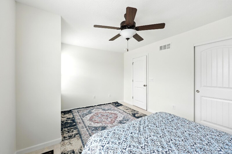 Building Photo - 5497 Mercier St