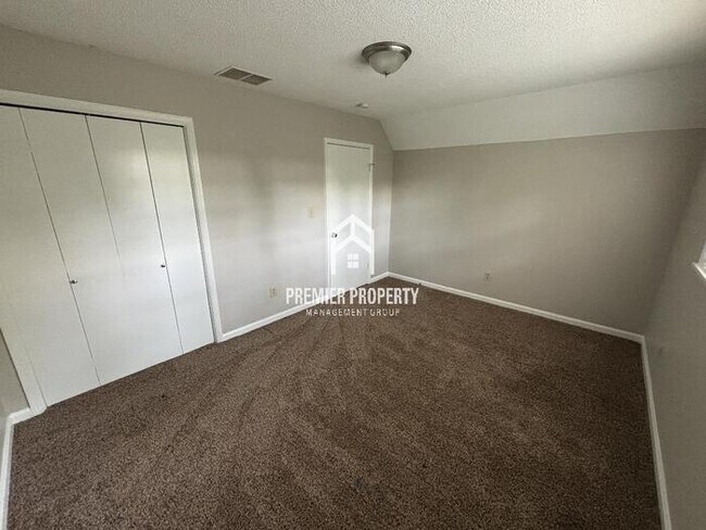 Building Photo - 135 Fox Hill Ct