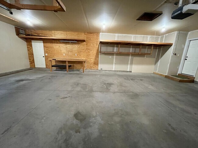 Building Photo - Stunning 4 Bed/2 Bath with 3 Car Garage and Fenced in Yard!