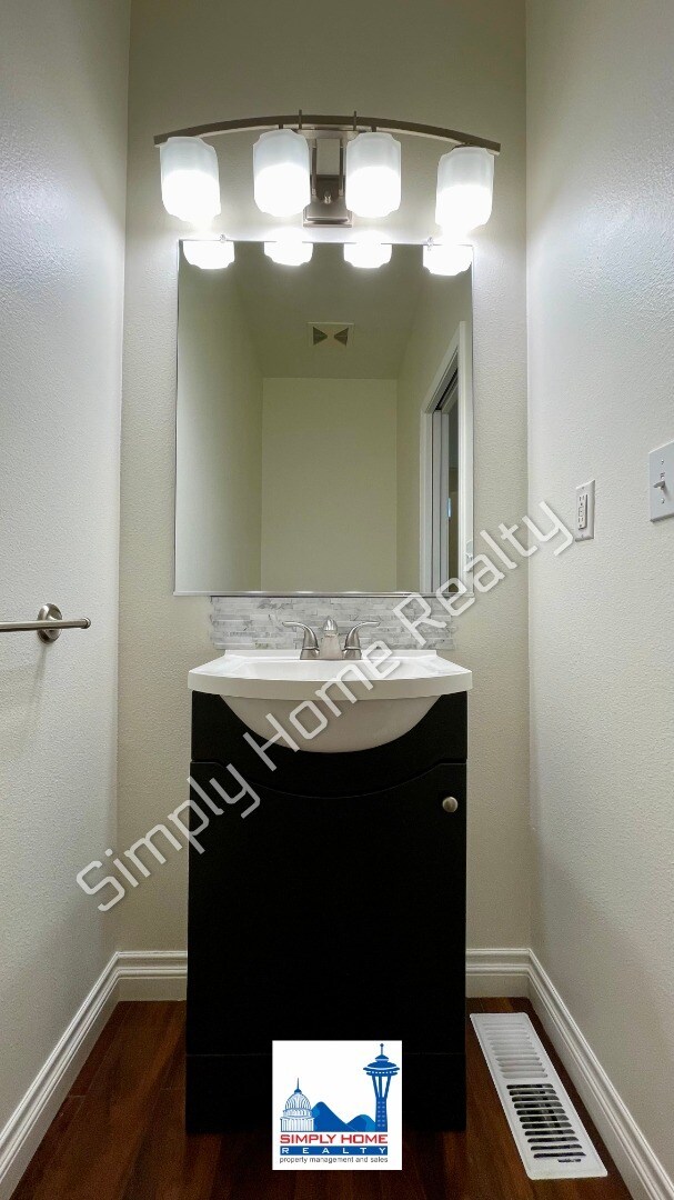 Building Photo - Step Inside To This Spacious & Comfortable 3-Bedroom Home!