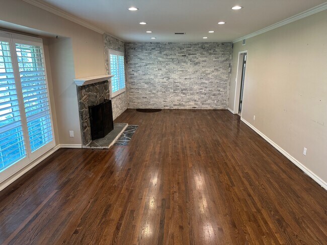 Building Photo - 1705 N Santa Anita Ave