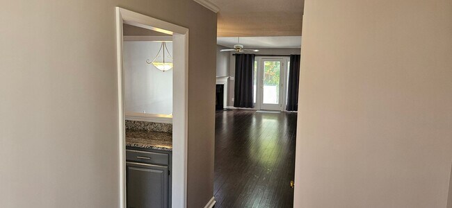 Building Photo - Darling 2br 2ba One Level Living Townhome ...