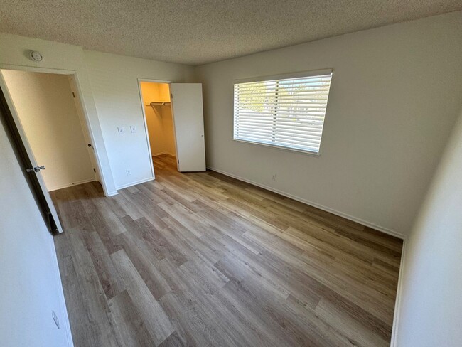 Building Photo - Remodeled McKeon Townhome