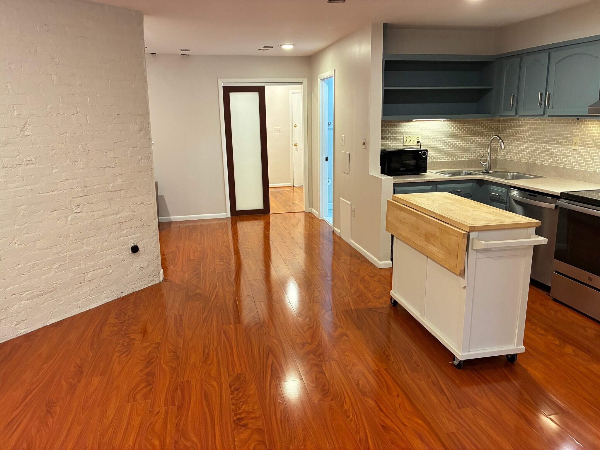 Building Photo - 625 C St NE