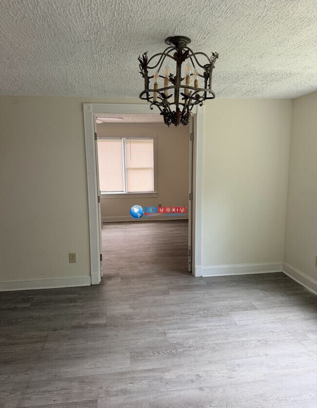 Building Photo - Spacious two master bedrooms split-level house in Decatur