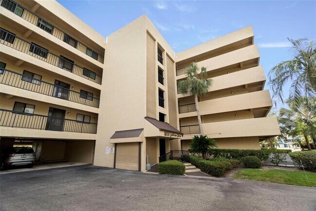 Building Photo - 1817 Golf View Dr