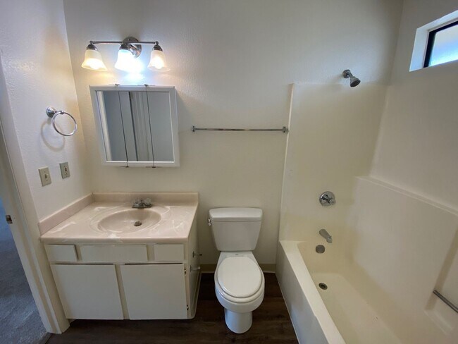 Building Photo - 2 Bed / 1 Bath (South Atascadero)