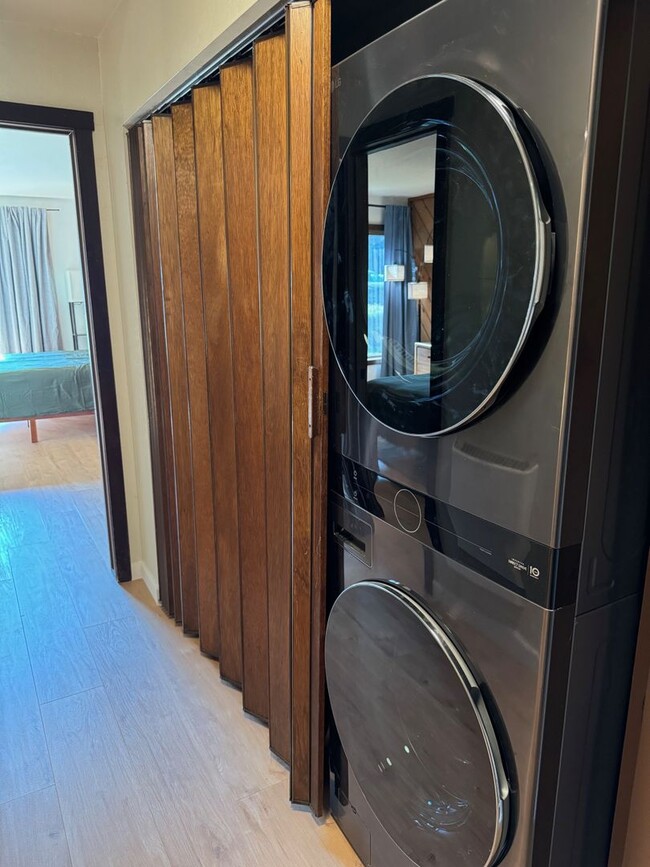 Building Photo - Spacious Snowcreek III Condo – Winter Rental