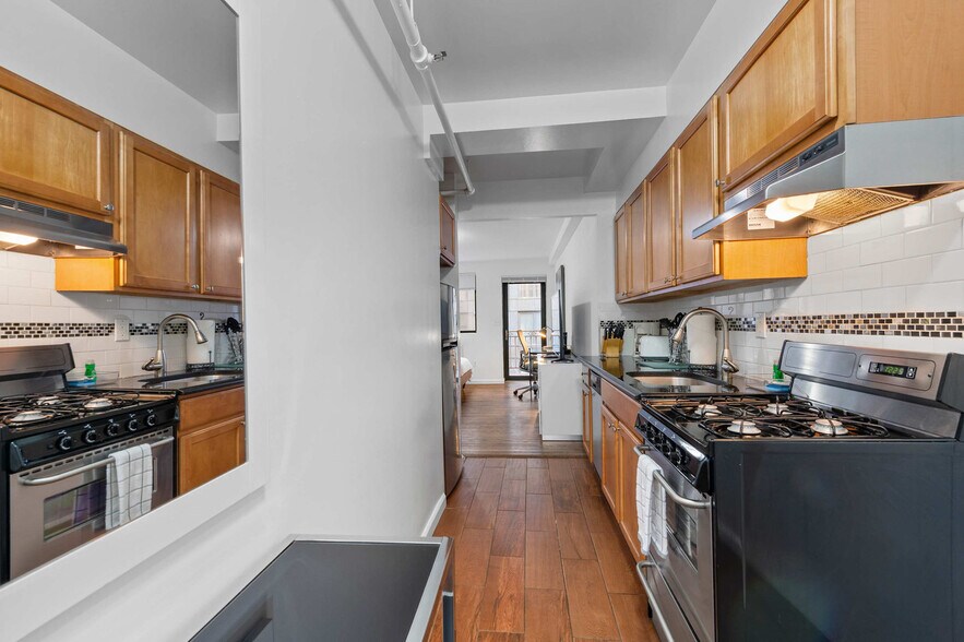 Building Photo - 140 W 19th St