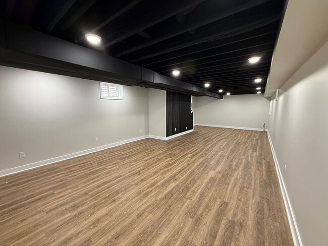 Building Photo - INSANE CLIFTON HOUSE W/FENCED IN YARD AND FINISHED BASEMENT