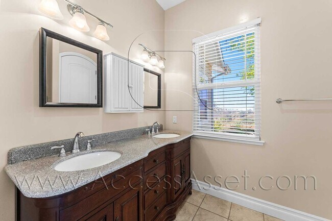 Building Photo - Designer Single-Story Home with Gourmet Kitchen & Mountain Views