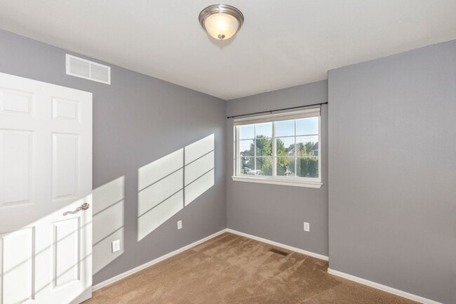 Building Photo - Spacious & Beautiful 3 Bedroom Home