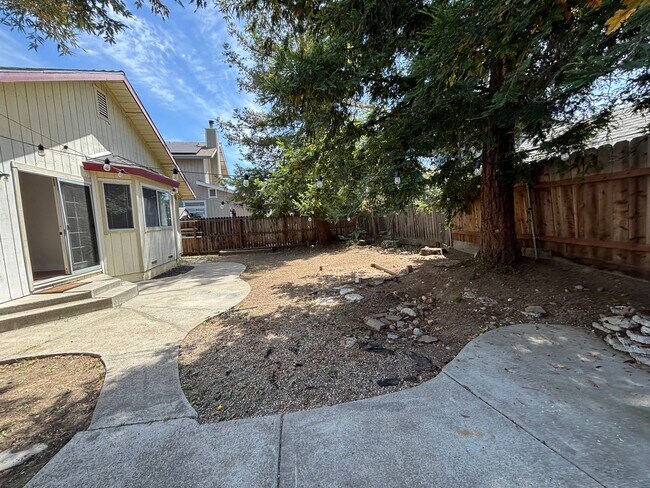 Building Photo - 374 Aaron Cir