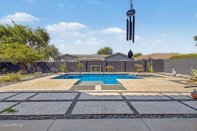 Building Photo - 1902 E Desert Ln