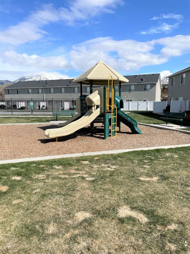 Building Photo - 3 Weeks Rent Free! | Spacious 3 Bed 2.5 Bath Townhome in West Haven | Garage + Pool Community Ame...