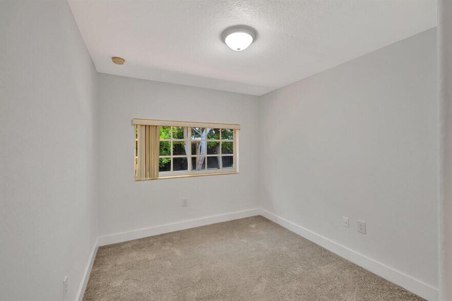 Building Photo - 3055 Riverside Dr