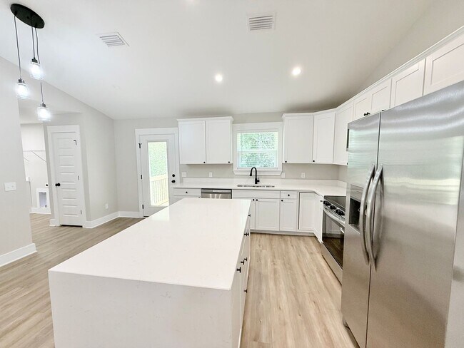 Building Photo - Stylish 3-Bedroom Home