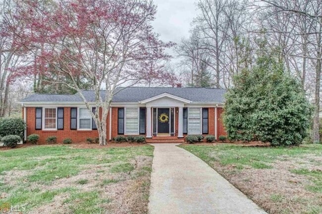 Building Photo - Discover the charm of this cozy single-family home, where your dreams can take shape and flourish!