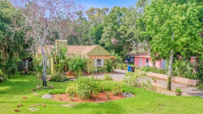 Building Photo - Charming Three bedroom one bath with huge backyard