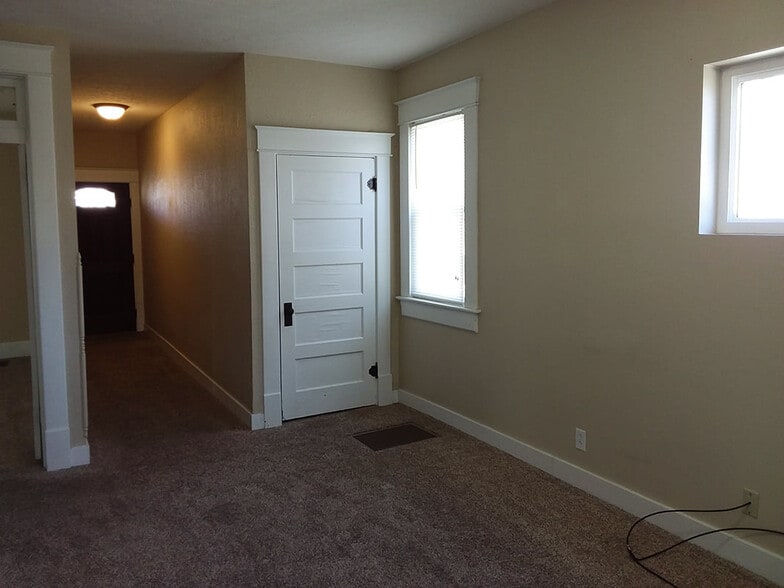 Building Photo - 317 E Coal St