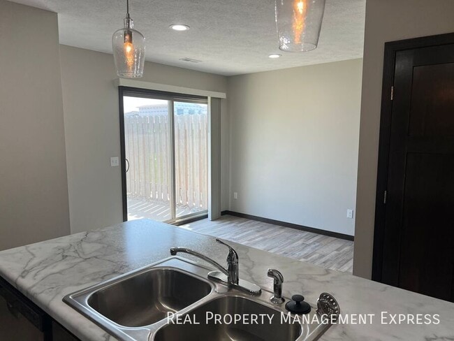 Building Photo - 3 Bedroom 1.5 Bathroom Townhome