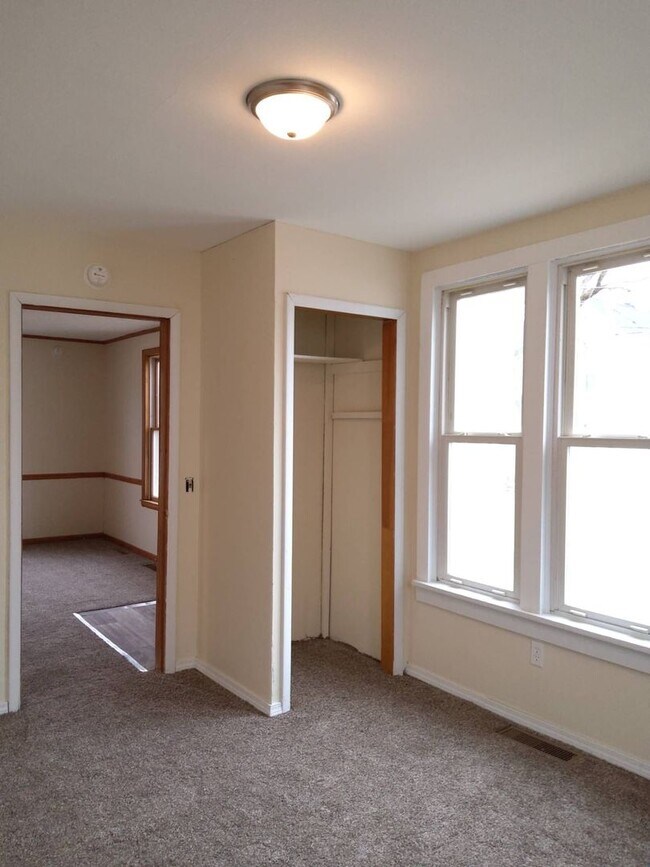 Building Photo - 2 Bedroom Single Family Home in Syracuse!