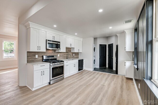 Building Photo - 324 Main St