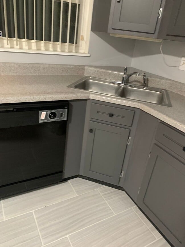 Building Photo - Beautiful 3 bed 1 bath home.  Wait till yo...
