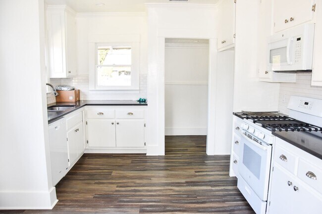 Building Photo - Grand (384-394) South