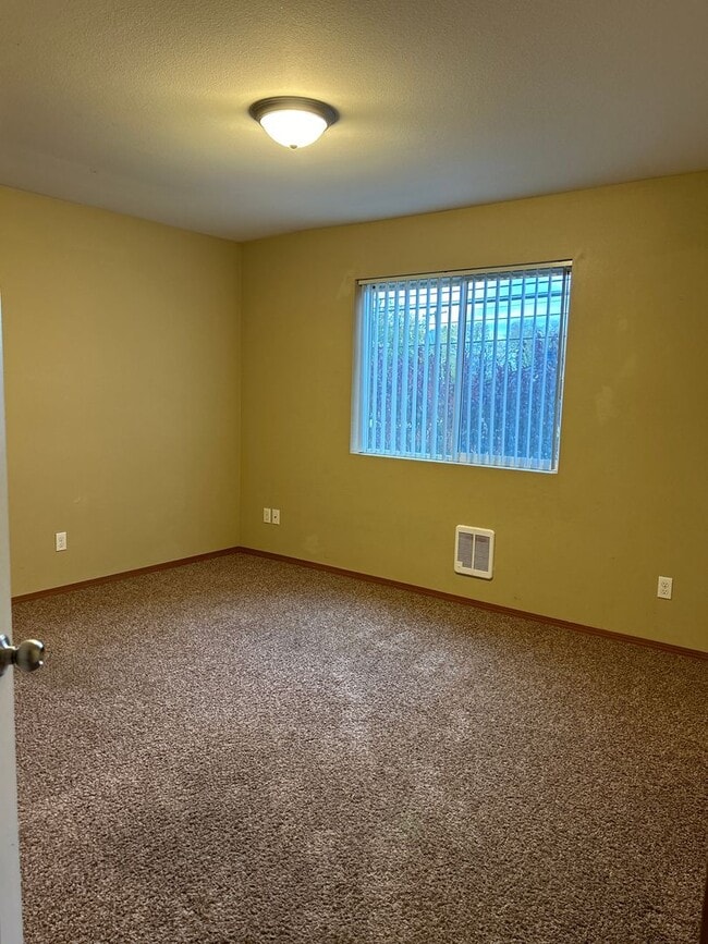 Building Photo - Townhouse for Rent in North Spokane