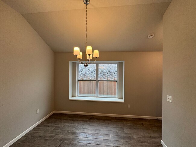 Building Photo - Don't Miss this STUNNING, true 4 bed, 2 ba...
