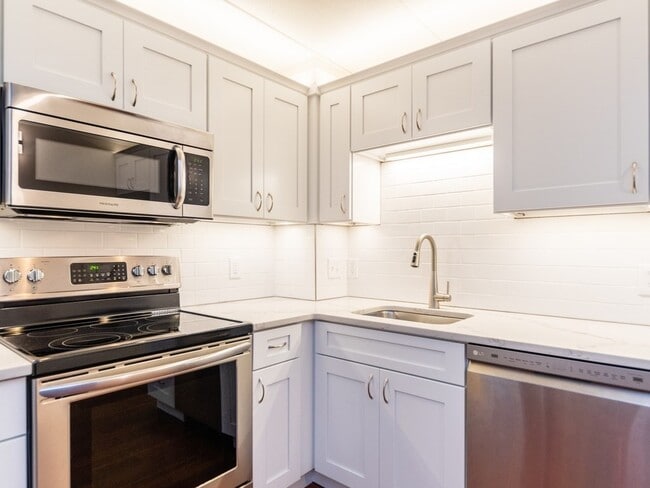 Building Photo - 28 Lee St