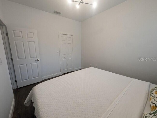 Building Photo - 2142 Park Crescent Dr