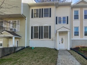 Building Photo - 688 Stratford Green