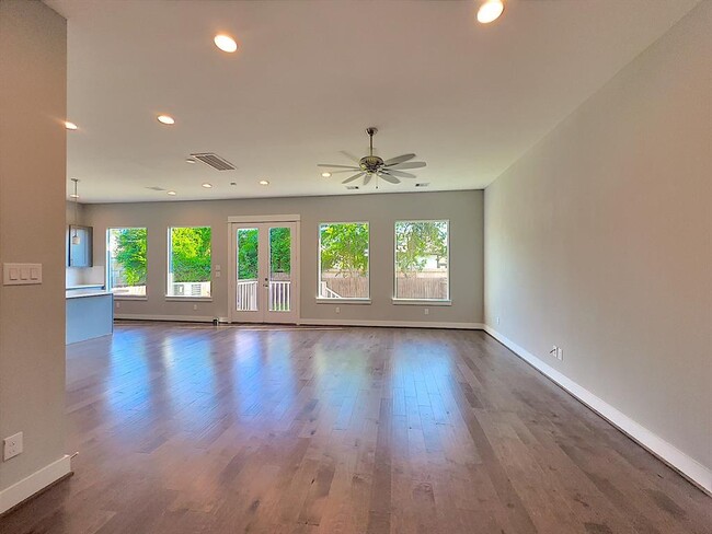 Building Photo - 418 Yale Oaks Ln