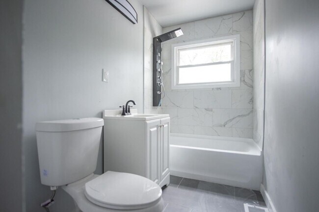 Building Photo - 4 bedroom 2 Bath home!!