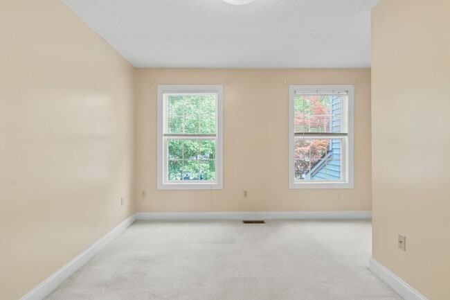 Building Photo - 3 bed/2.5 bath Off street parking