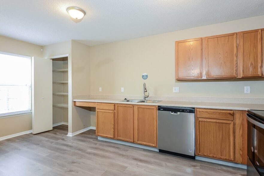 Building Photo - 2371 Summerwood Ln