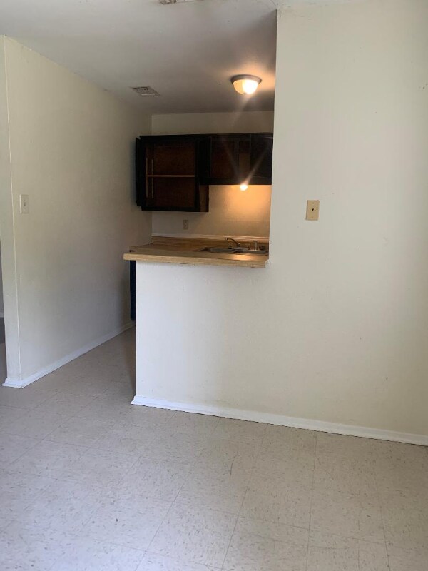 Building Photo - 107 Willow Brook Dr