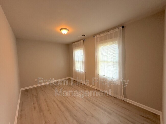 Building Photo - 613 1/2 Charlotte Ave