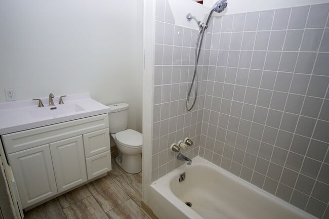 Building Photo - 3 Bedroom Spacious Kenosha Townhouse