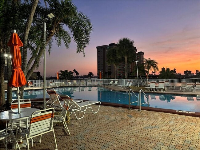 Building Photo - 4750 Cove Cir