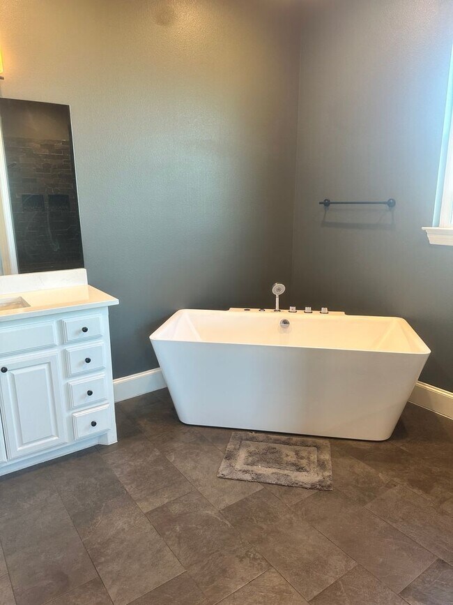 Building Photo - open concept 4bd - rent to own