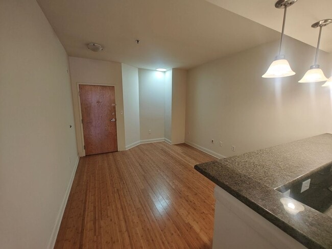 Building Photo - 1 bedroom condo with parking garage