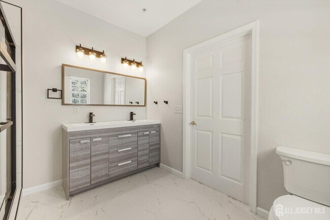 Building Photo - 102 Forest Dr