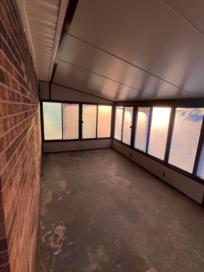 Building Photo - 201 S Glencove Ave