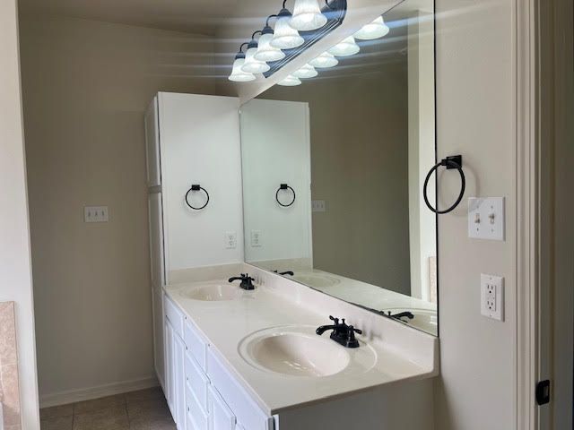 Building Photo - 17060 Jamestowne Dr